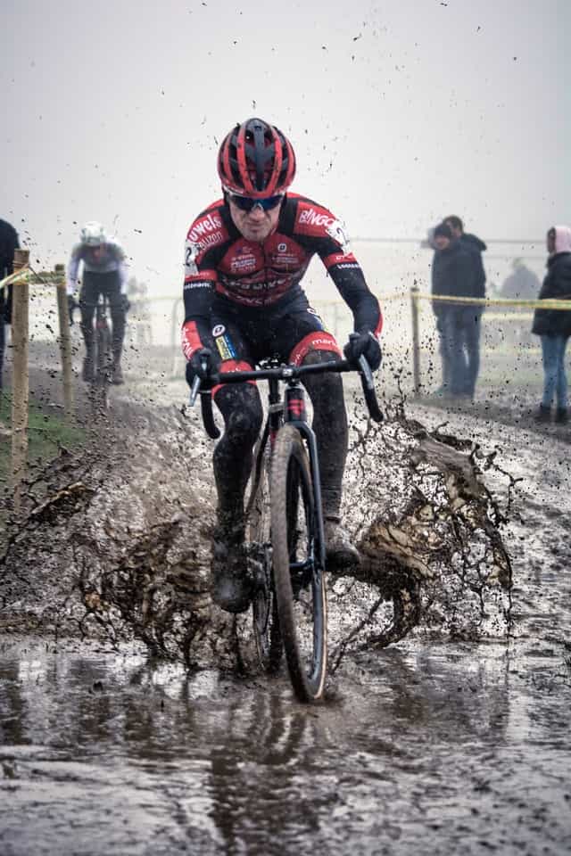 Ciclista nel fango