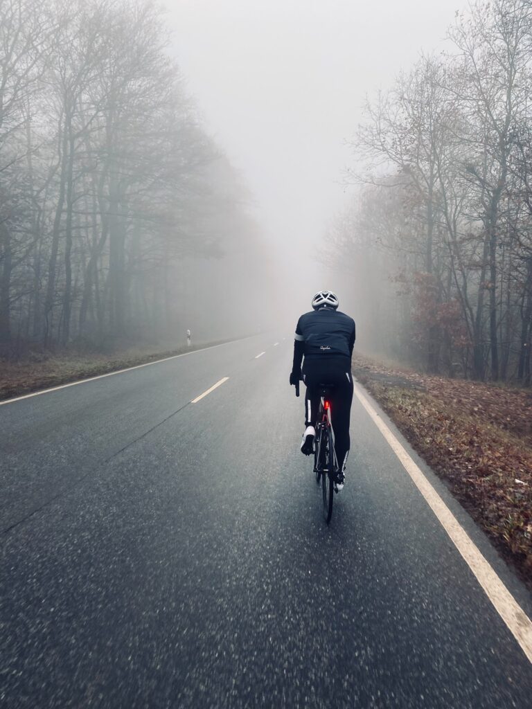 Ciclista nella nebbia
