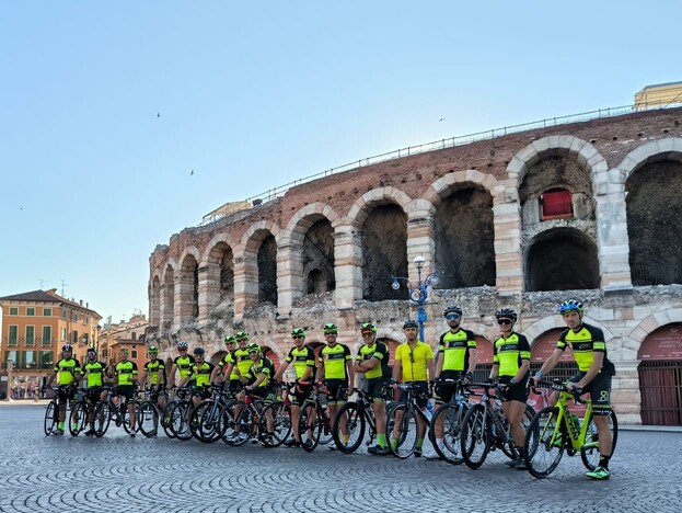 6.4 G.F. ALE Cani e Porci alla partenza davanti allarena di Verona XXX 1
